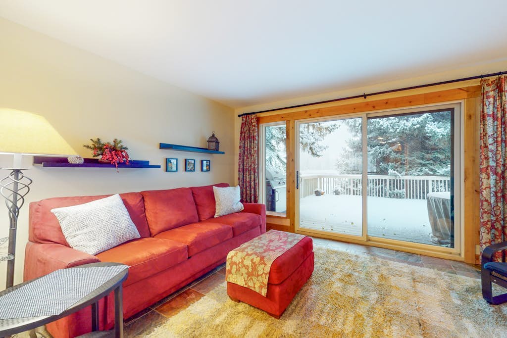 Three-story townhome with fireplace & decks - steps to shuttle & rec center