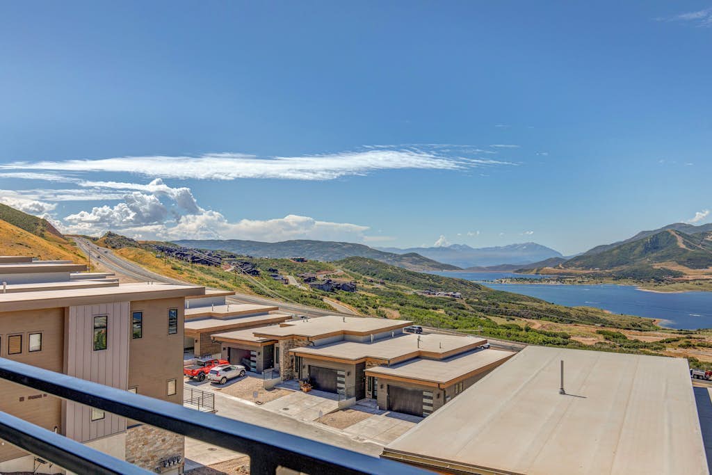 Brand-new townhome with views, shuffleboard - 12 mins to Park City & Deer Valley