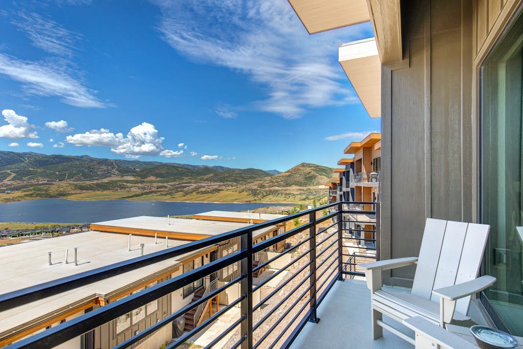 Brand-new townhome with views, shuffleboard - 12 mins to Park City & Deer Valley