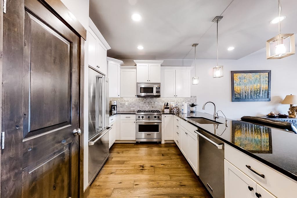 Spacious, new-build stunner near Park City & Deer Valley with private hot tub