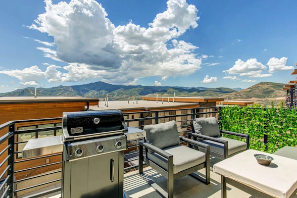 Brand-new townhome with views & hot tub - 12 mins to Park City & Deer Valley