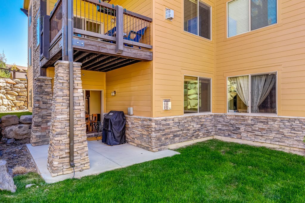 Ski Getaway Near the Slopes & Town W/ Patio, Mtn Views, Fireplace, & Fast WiFi