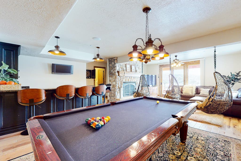 Exquisite mountainside townhome with 12-seat hot tub, lake views & pool table