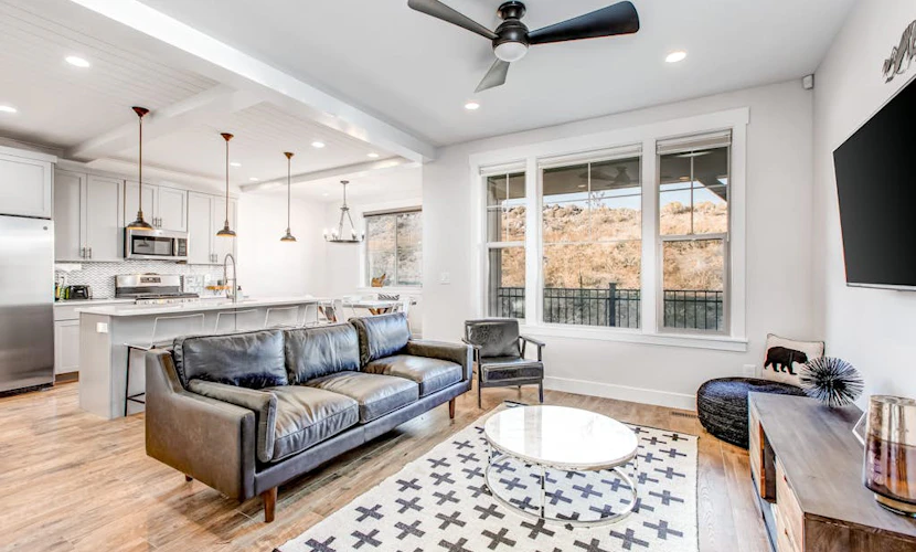 Three-level mountain townhouse with W/D & central AC - dogs OK