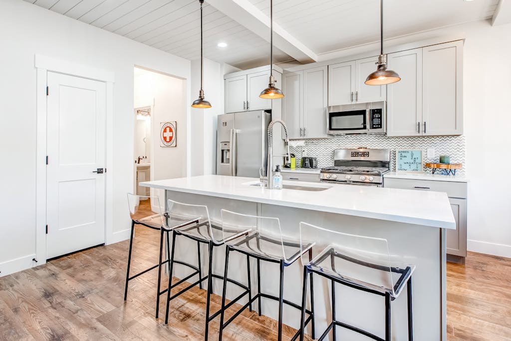 Three-level mountain townhouse with W/D & central AC - dogs OK