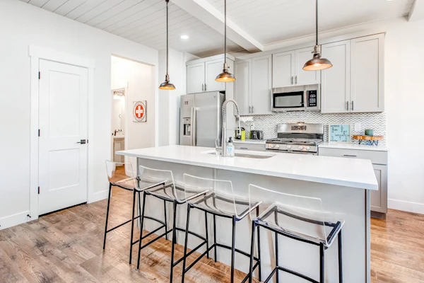 Three-level mountain townhouse with W/D & central AC - dogs OK