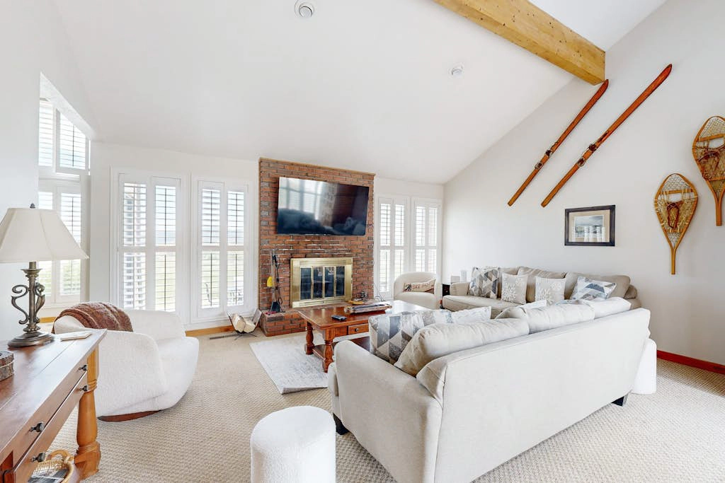 Slopeside gem with private hot tub & pool table - across from Cabriolet Lift