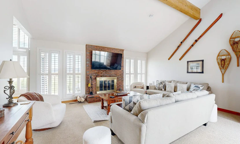 Slopeside gem with private hot tub & pool table - across from Cabriolet Lift