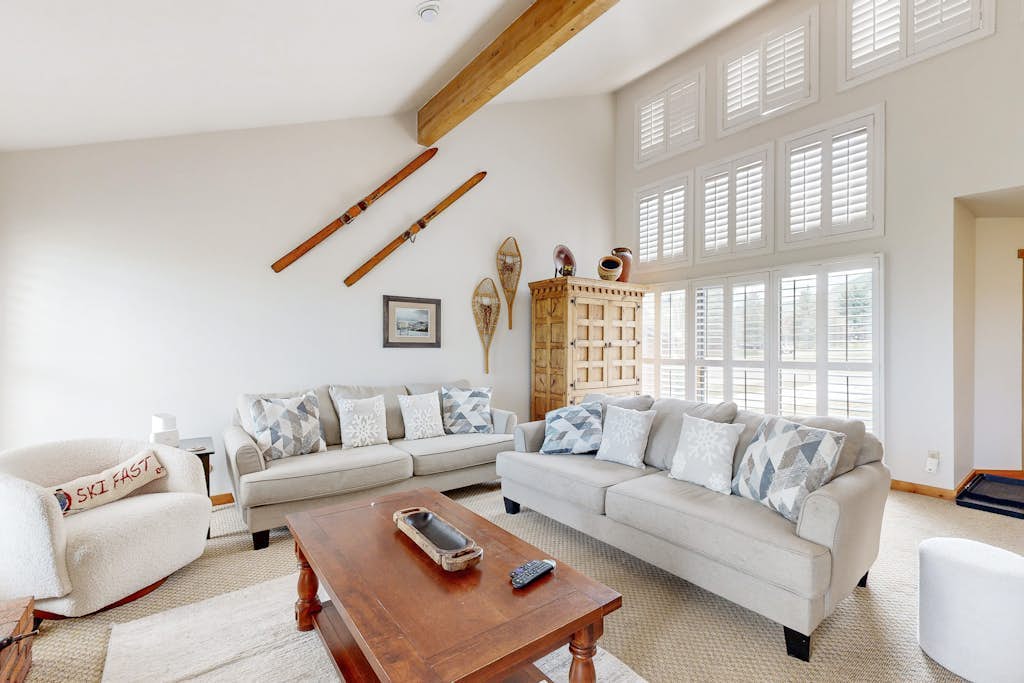 Slopeside gem with private hot tub & pool table - across from Cabriolet Lift