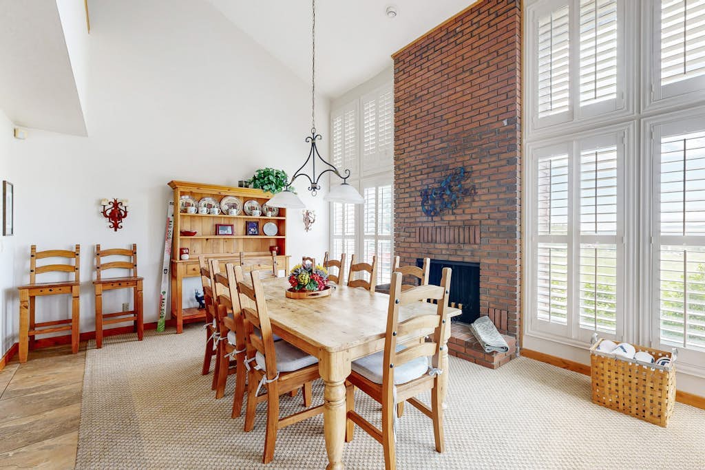 Slopeside gem with private hot tub & pool table - across from Cabriolet Lift