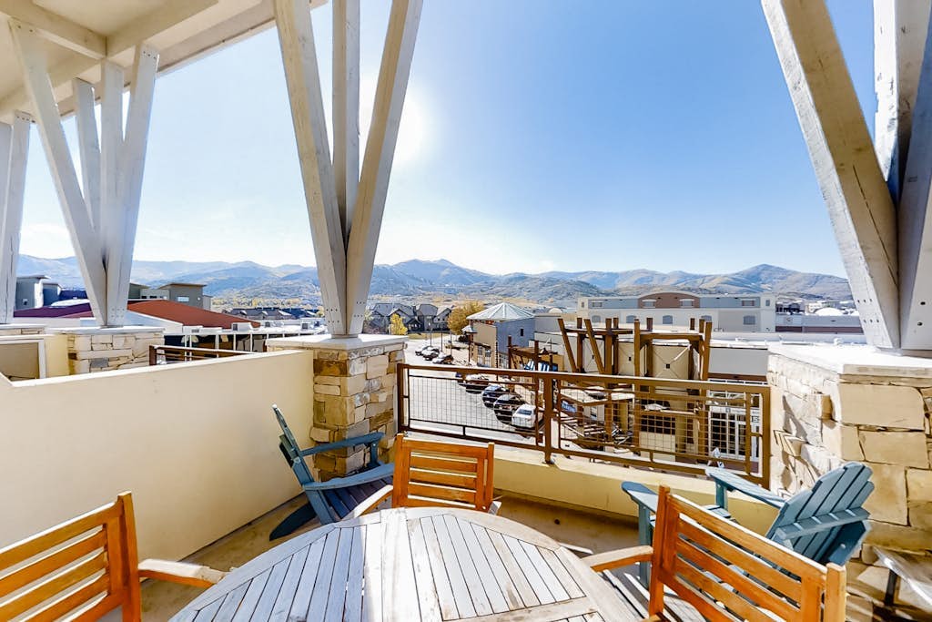 Newpark Terrace Gem with  Private Hot Tub & Mountain Views - Walk to Dining
