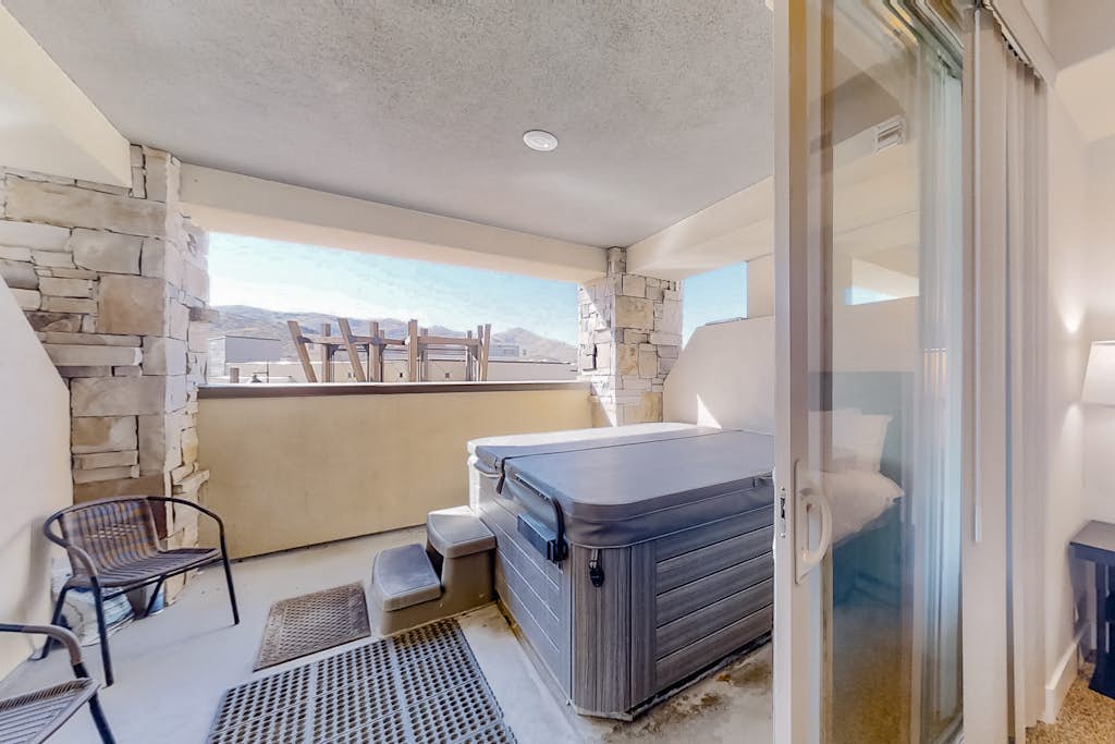 Newpark Terrace Gem with  Private Hot Tub & Mountain Views - Walk to Dining