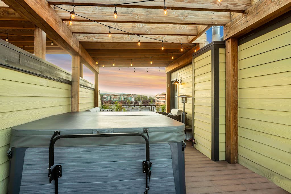 Private Rooftop Hot Tub Views Bumper Pool Table, High-Speed WiFi & Fireplace