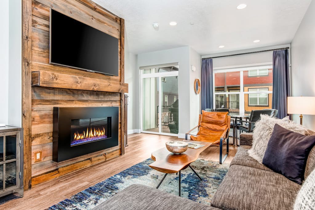 Private Rooftop Hot Tub Views Bumper Pool Table, High-Speed WiFi & Fireplace