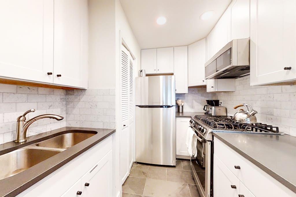 Modern & chic year-round getaway with mountain views & fireplace- near shopping