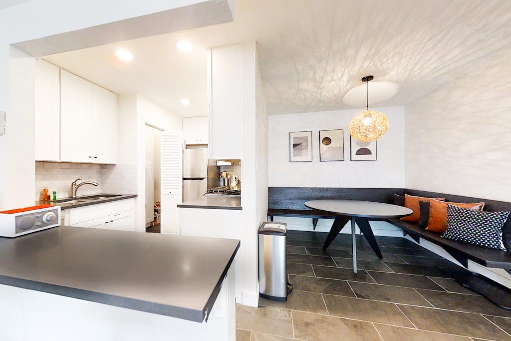 Modern & chic year-round getaway with mountain views & fireplace- near shopping