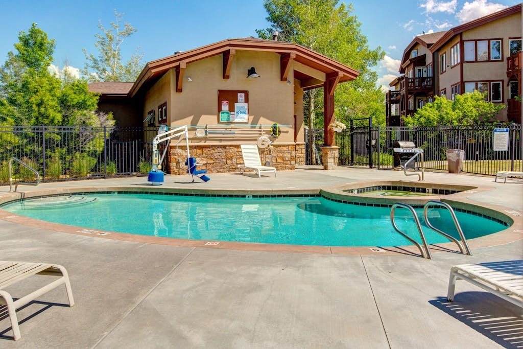 Cozy Crestview Condo