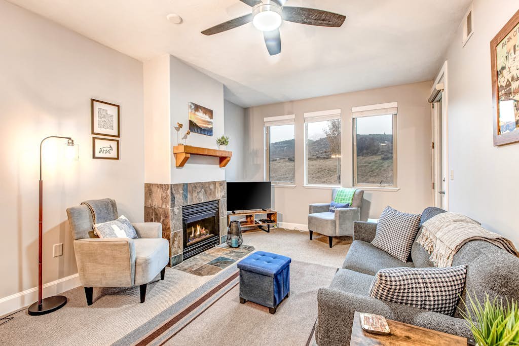 Superbly Updated Condo with Mountain Views, Shared Pool, Hot Tub, Walking Paths