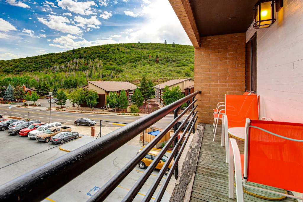 Top Level Downtown Condo with  Fast WIFi, Balcony & Great Location - Skiing Nearby