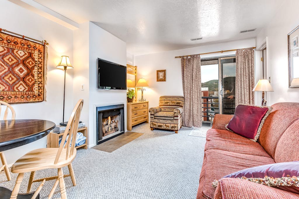 Top Level Downtown Condo with  Fast WIFi, Balcony & Great Location - Skiing Nearby