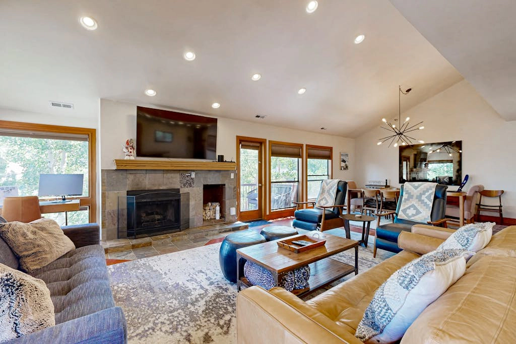 Walk to lifts & Main St condo with hot tub, heated garage, & mountain view
