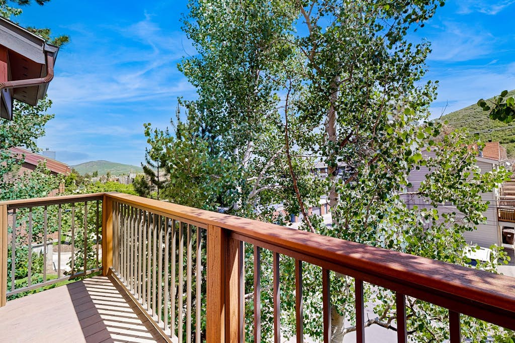 Walk to lifts & Main St condo with hot tub, heated garage, & mountain view