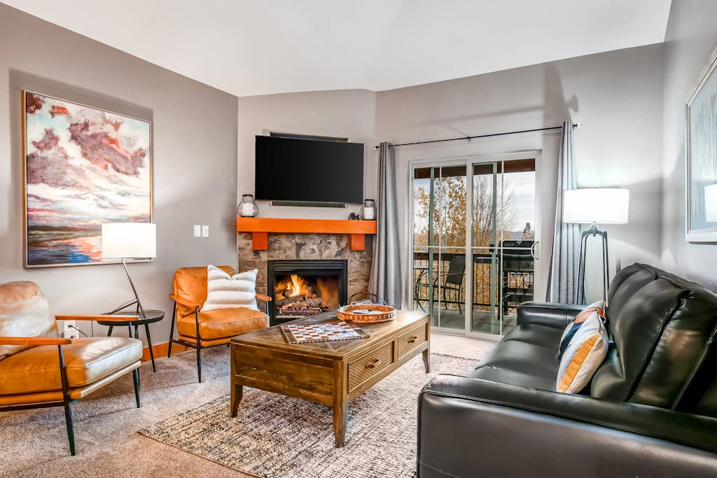 Ski view condo with fast WiFi, private grill, easy ski access, pool, & hot tub