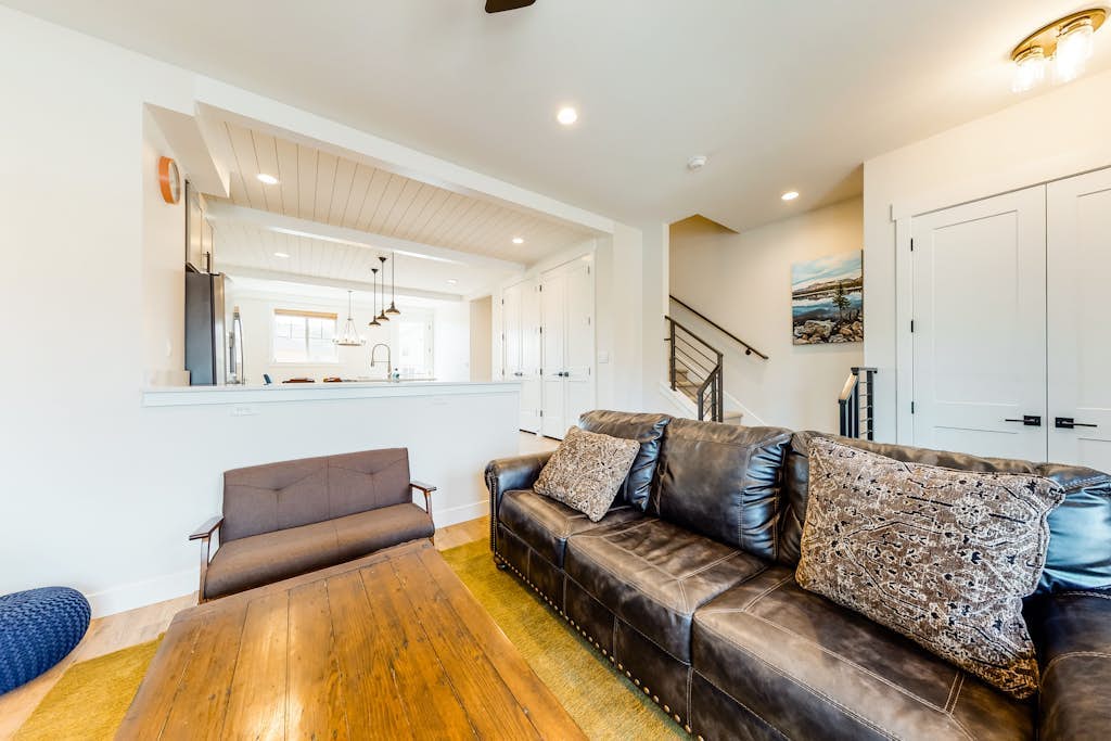 Family-friendly 3-story townhouse w/private gas grill near Park City Mountain