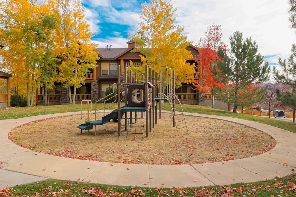 Inviting mountain condo near the reservoir & slopes with pool & hot tub