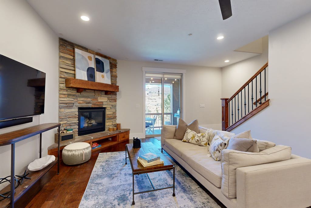 Spacious townhouse with community pool, balcony + gym - close to Hideout