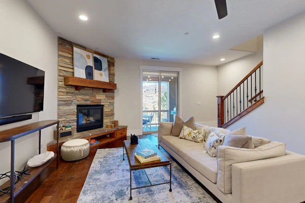 Spacious townhouse with community pool, balcony + gym - close to Hideout