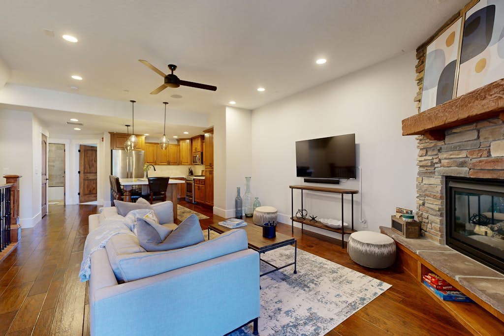 Spacious townhouse with community pool, balcony + gym - close to Hideout