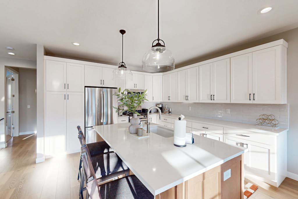 Bright Spacious & Modern Condo with fireplace and gas grill