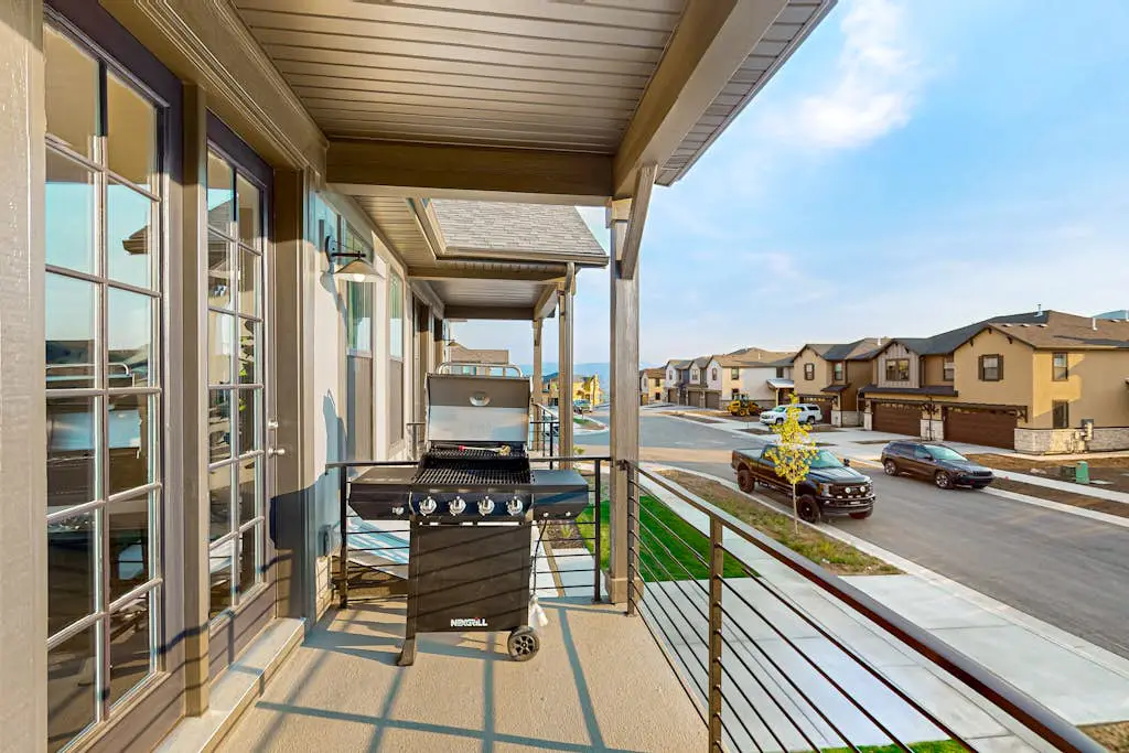 Bright Spacious & Modern Condo with fireplace and gas grill