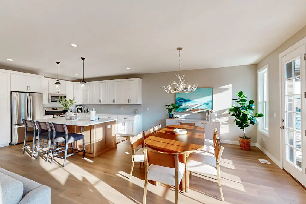 Bright Spacious & Modern Condo with fireplace and gas grill