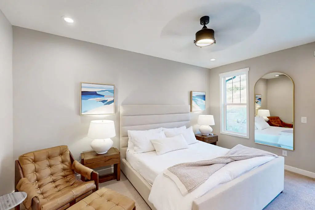 Bright Spacious & Modern Condo with fireplace and gas grill