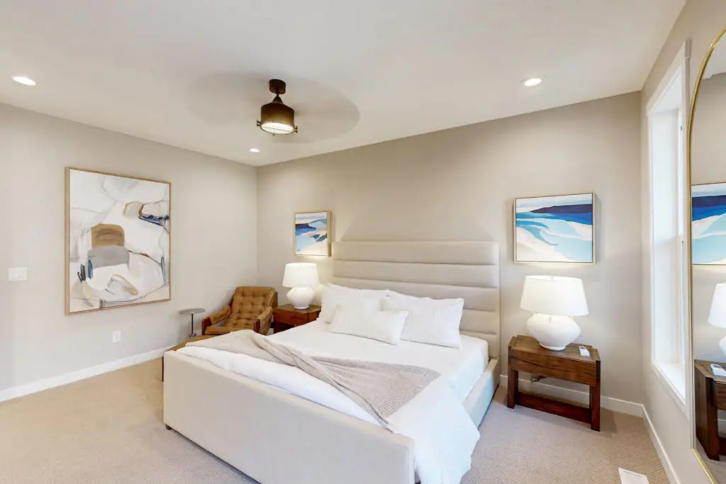 Bright Spacious & Modern Condo with fireplace and gas grill