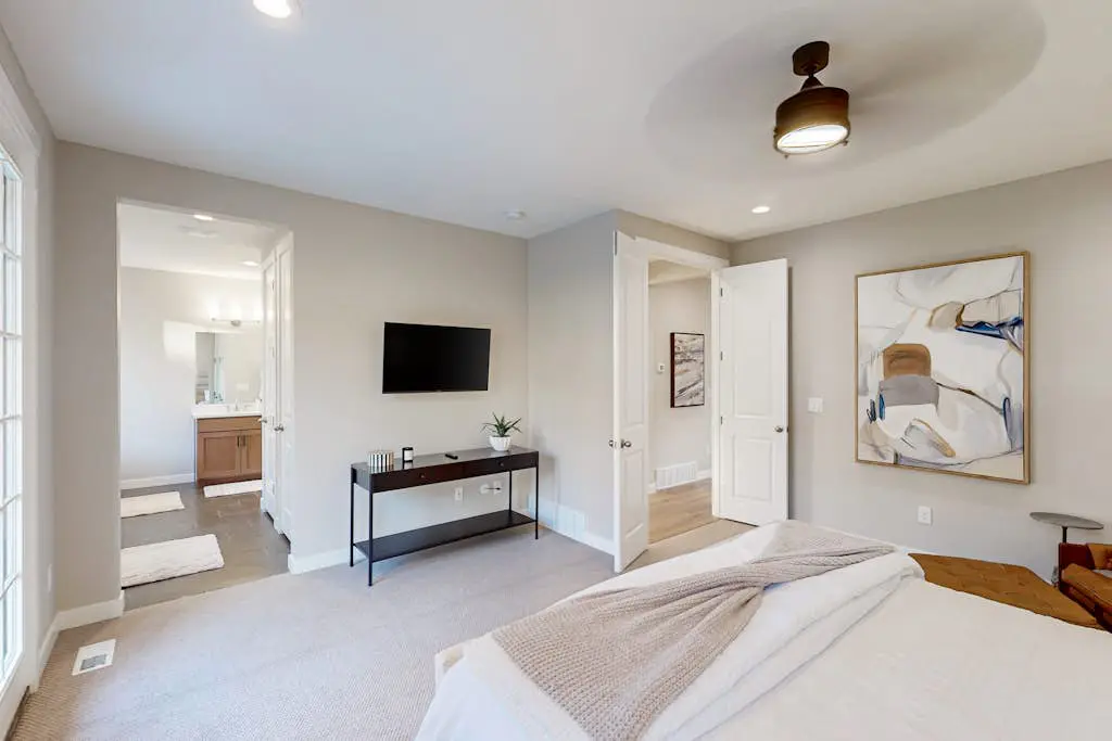 Bright Spacious & Modern Condo with fireplace and gas grill