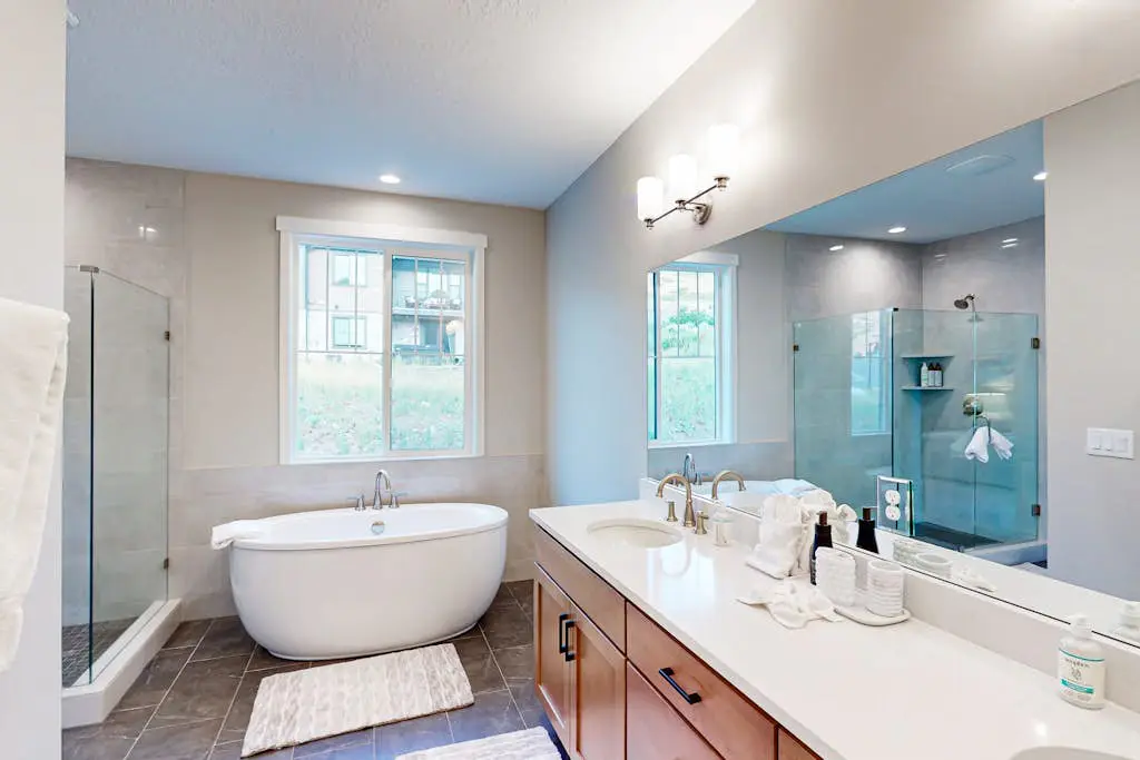 Bright Spacious & Modern Condo with fireplace and gas grill