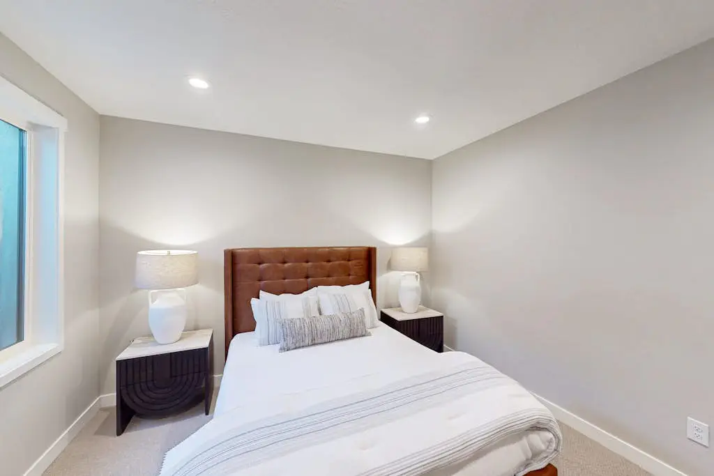Bright Spacious & Modern Condo with fireplace and gas grill