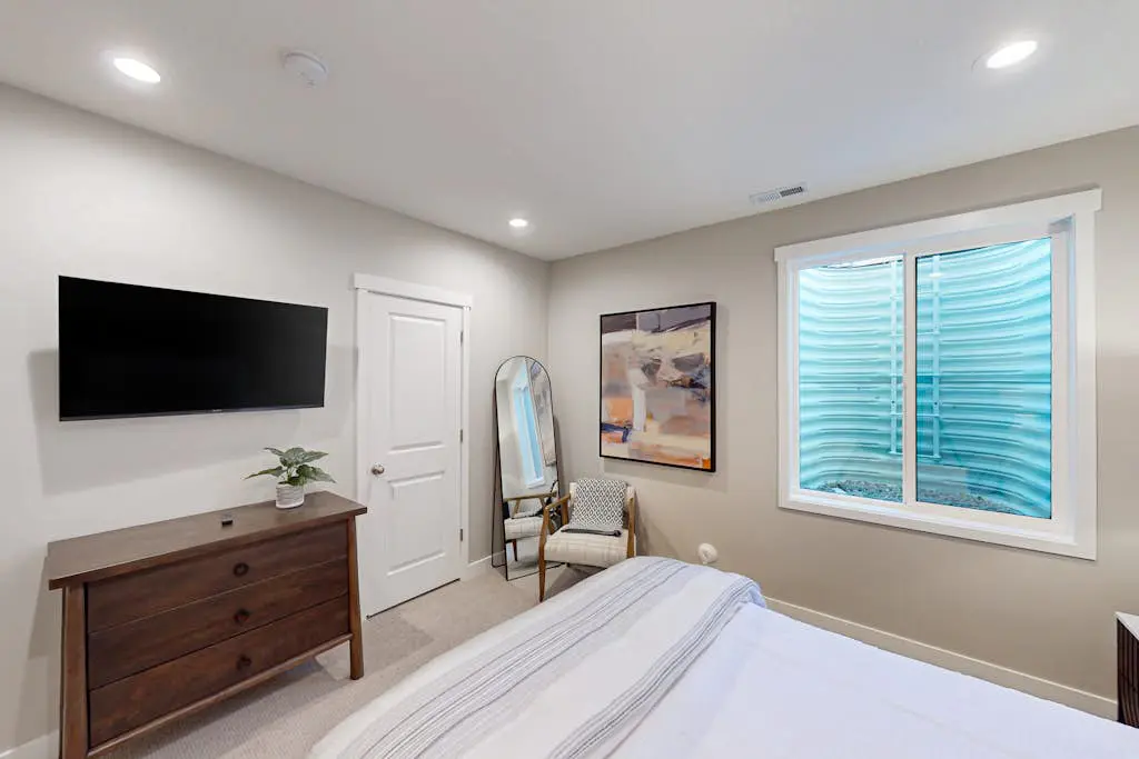 Bright Spacious & Modern Condo with fireplace and gas grill