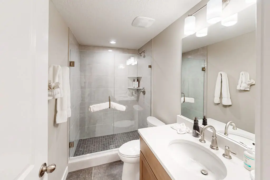 Bright Spacious & Modern Condo with fireplace and gas grill