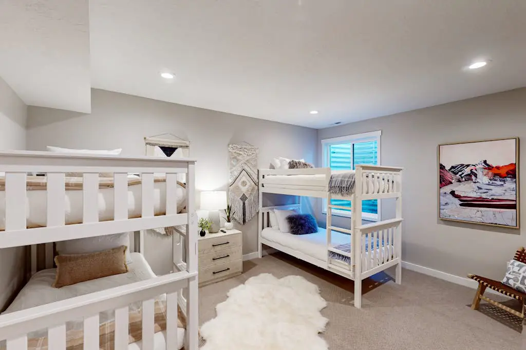 Bright Spacious & Modern Condo with fireplace and gas grill