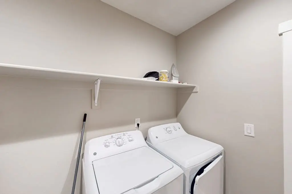 Bright Spacious & Modern Condo with fireplace and gas grill