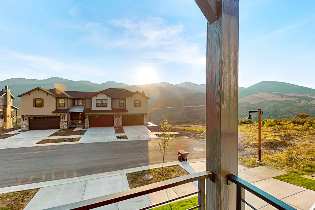 Bright Spacious & Modern Condo with fireplace and gas grill