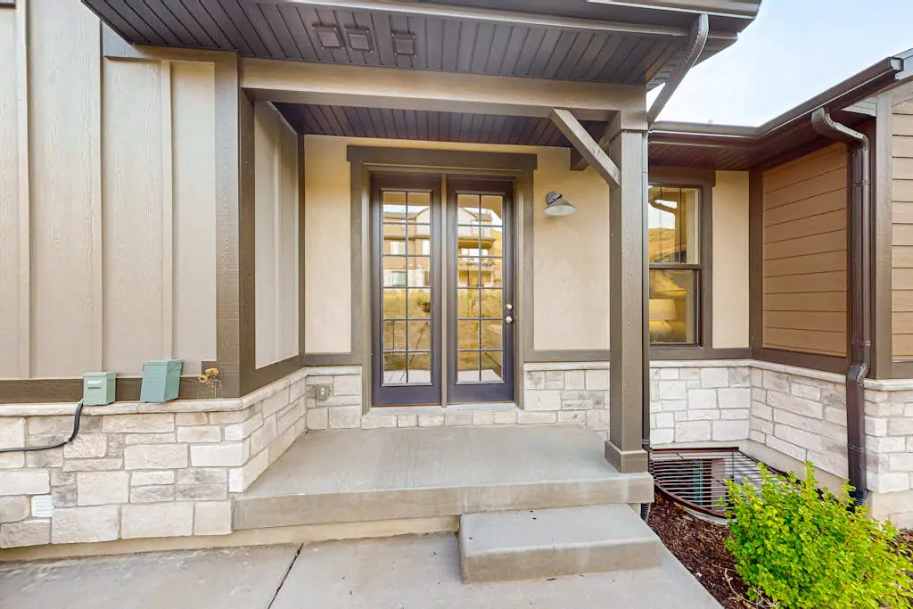 Bright Spacious & Modern Condo with fireplace and gas grill