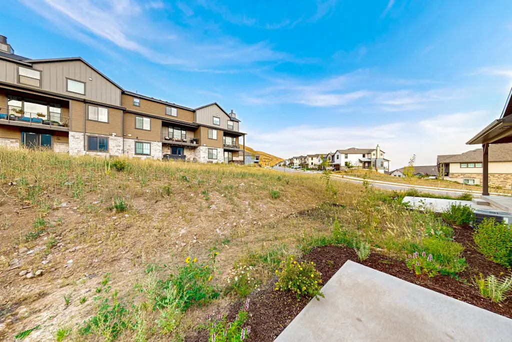Bright Spacious & Modern Condo with fireplace and gas grill