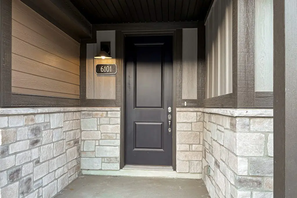 Bright Spacious & Modern Condo with fireplace and gas grill