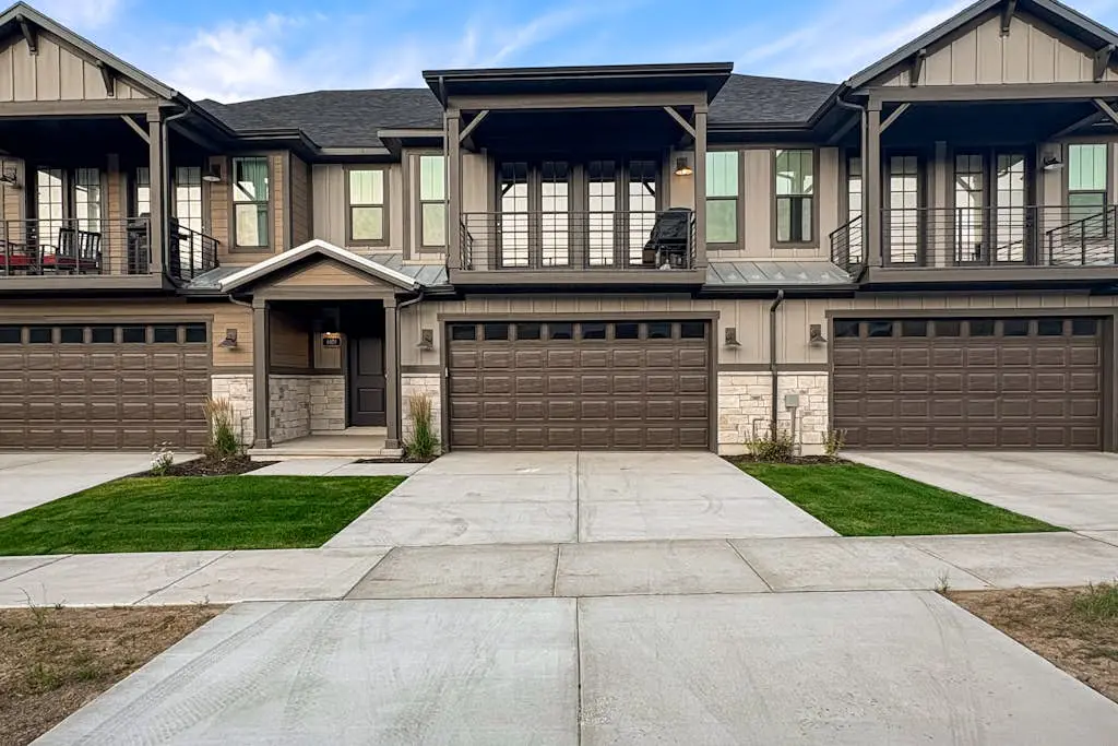 Bright Spacious & Modern Condo with fireplace and gas grill