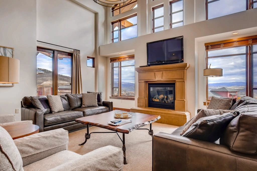 Stunning ski-in/ski-out penthouse w/ shared pool, hot tub, sauna & gym